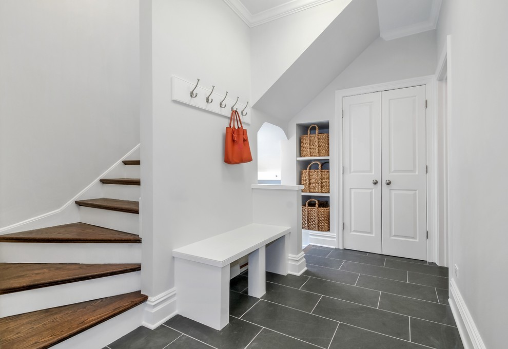 Идея дизайна: тамбур среднего размера в стиле неоклассика (современная классика) с серыми стенами, полом из керамической плитки, одностворчатой входной дверью и белой входной дверью