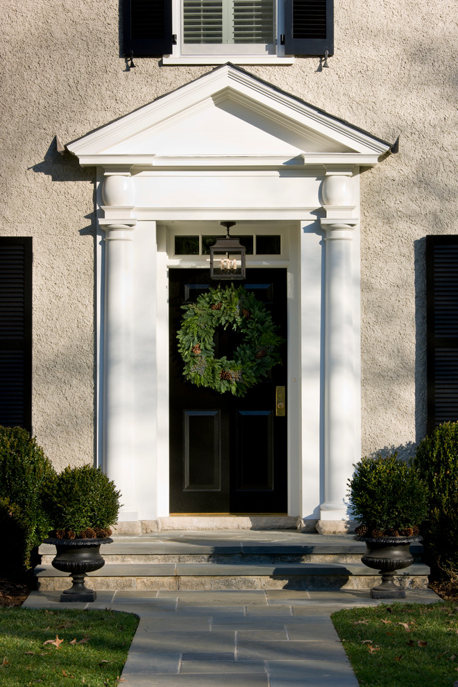 На фото: входная дверь в классическом стиле с одностворчатой входной дверью и черной входной дверью
