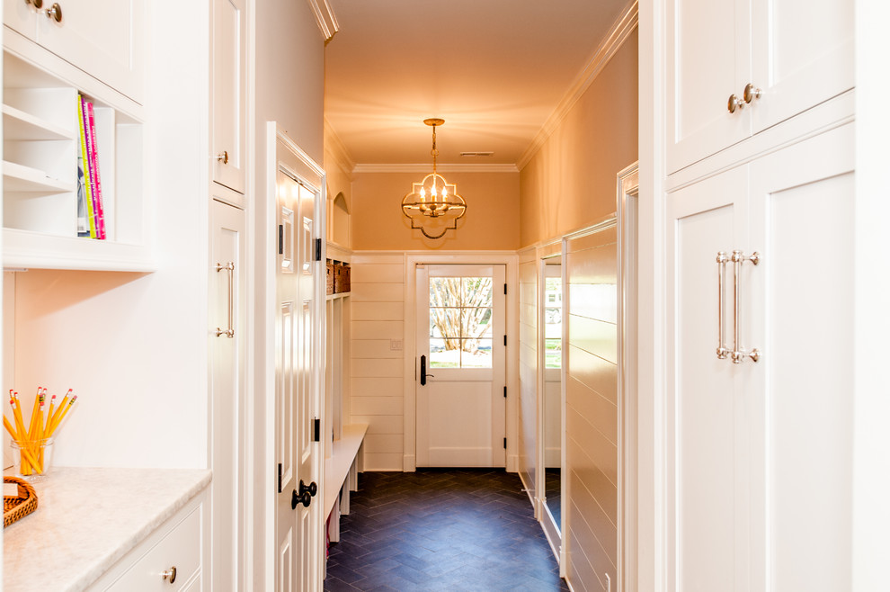 На фото: тамбур среднего размера в классическом стиле с бежевыми стенами, полом из керамогранита, одностворчатой входной дверью и белой входной дверью
