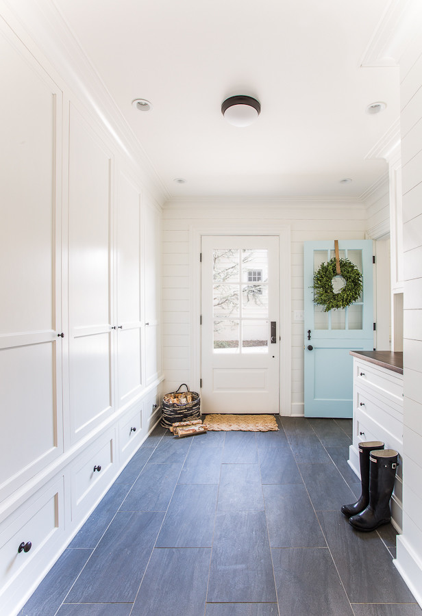 Idéer för ett mellanstort klassiskt kapprum, med vita väggar, skiffergolv, en tvådelad stalldörr och en blå dörr