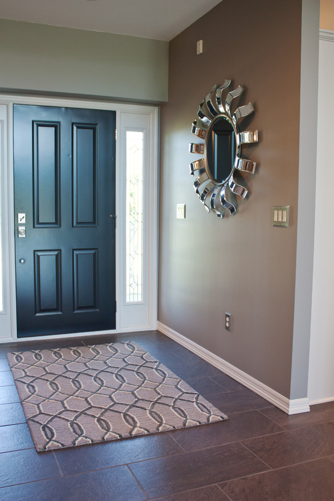 Foto de puerta principal clásica con paredes grises, puerta simple, puerta negra y suelo de baldosas de porcelana