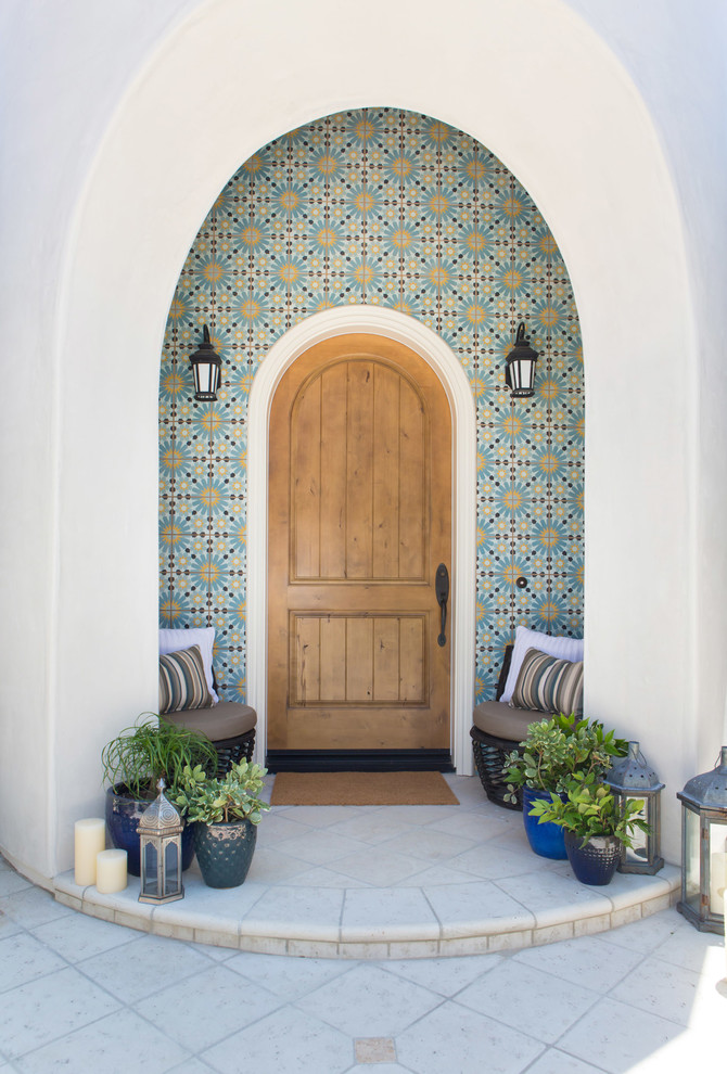 Réalisation d'une grande porte d'entrée méditerranéenne avec un mur blanc, une porte simple et une porte en bois brun.