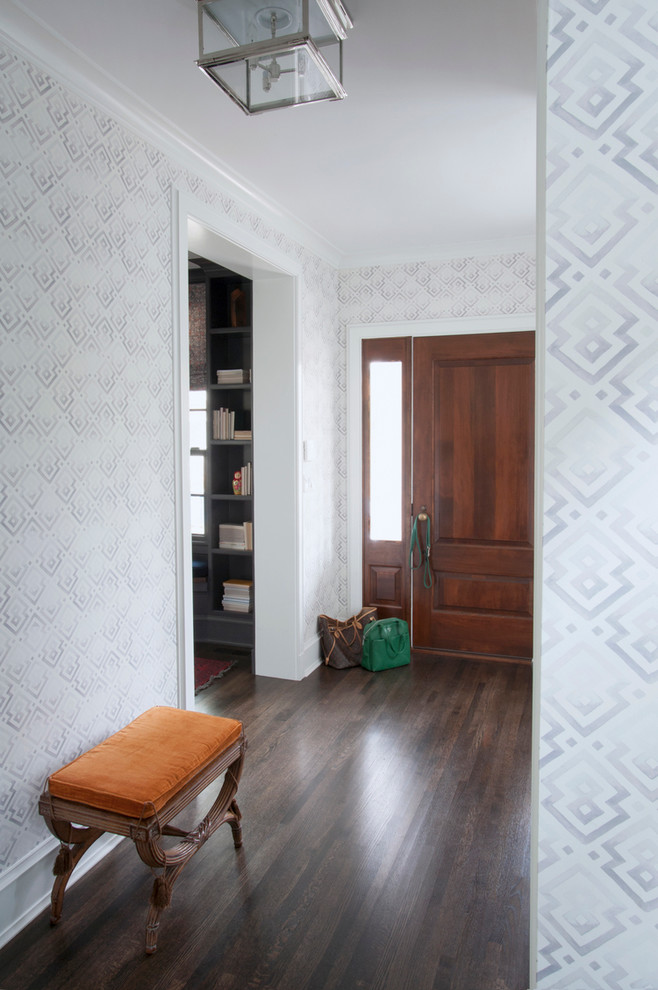 Inspiration pour une entrée design de taille moyenne avec un couloir, un mur blanc, parquet foncé, une porte simple et une porte en bois foncé.
