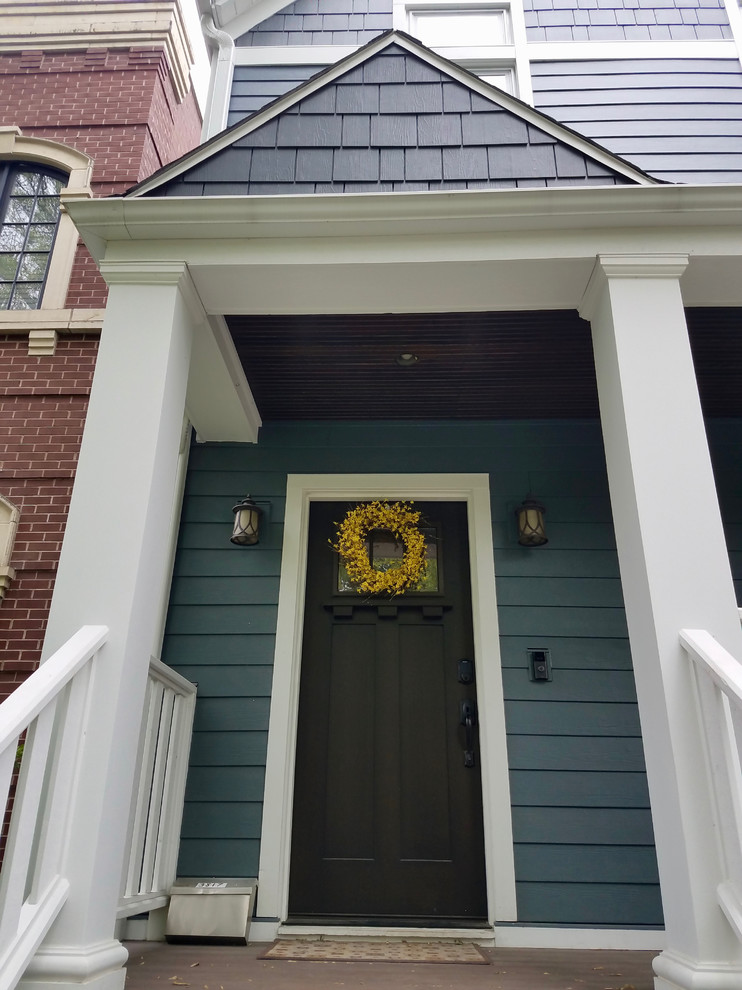 Diseño de puerta principal de estilo de casa de campo con paredes azules, puerta simple y puerta de madera oscura