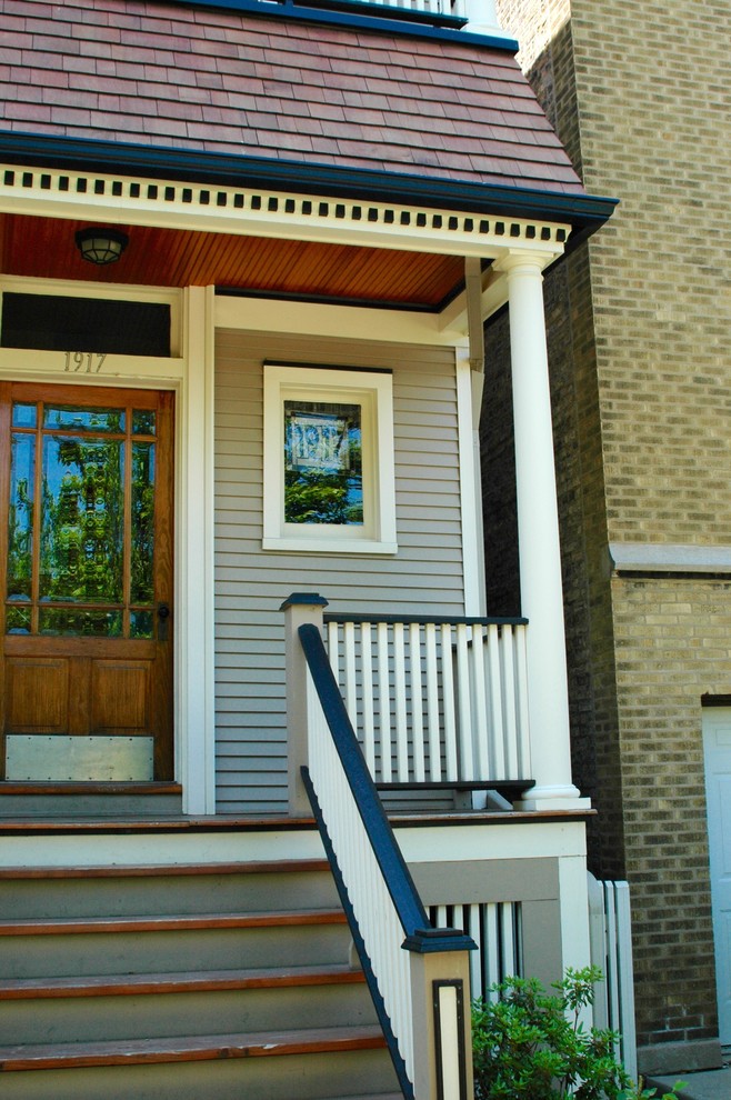 На фото: входная дверь среднего размера в стиле кантри с бежевыми стенами, одностворчатой входной дверью и коричневой входной дверью