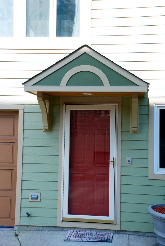 Geräumige Klassische Haustür mit grüner Wandfarbe, Einzeltür und brauner Haustür in Chicago