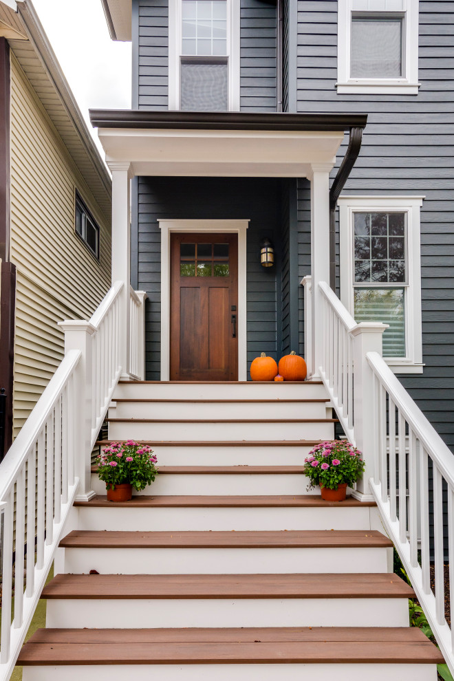 Mittelgroße Klassische Haustür mit grauer Wandfarbe, gebeiztem Holzboden, Einzeltür, brauner Haustür, braunem Boden, Holzdecke und Wandpaneelen in Chicago