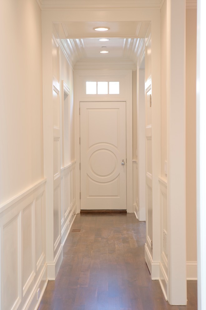 Mittelgroße Klassische Haustür mit weißer Wandfarbe, braunem Holzboden, Einzeltür und weißer Haustür in Chicago