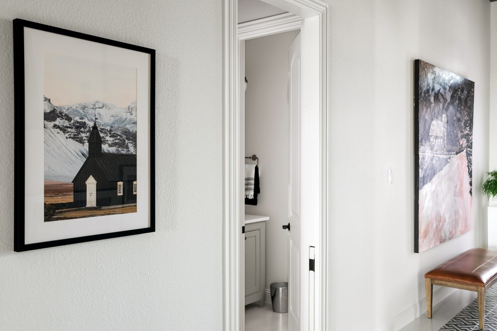 Свежая идея для дизайна: большое фойе в стиле неоклассика (современная классика) с белыми стенами, полом из керамической плитки, одностворчатой входной дверью, черной входной дверью и белым полом - отличное фото интерьера