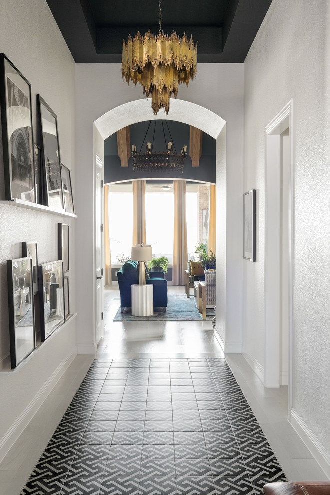 Foto de distribuidor clásico renovado grande con paredes blancas, suelo de baldosas de cerámica, puerta simple, puerta negra y suelo blanco