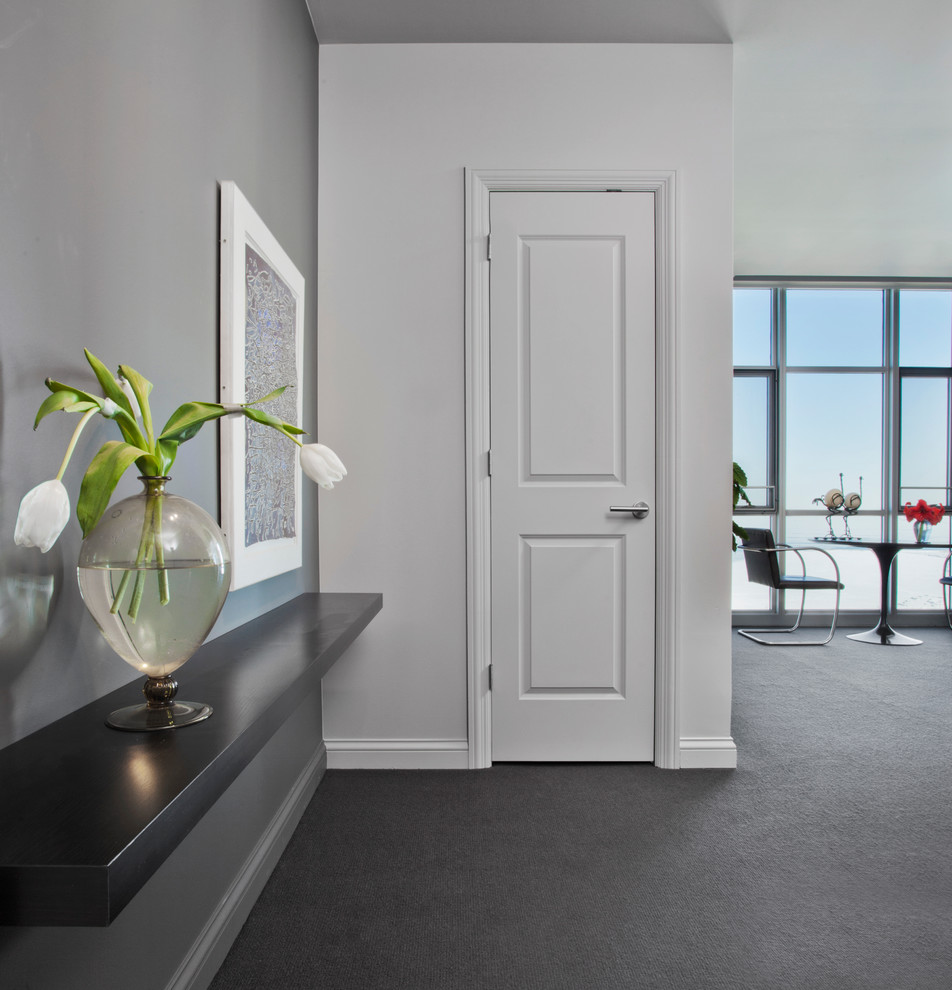 Kleines Modernes Foyer mit grauer Wandfarbe und Teppichboden in Chicago