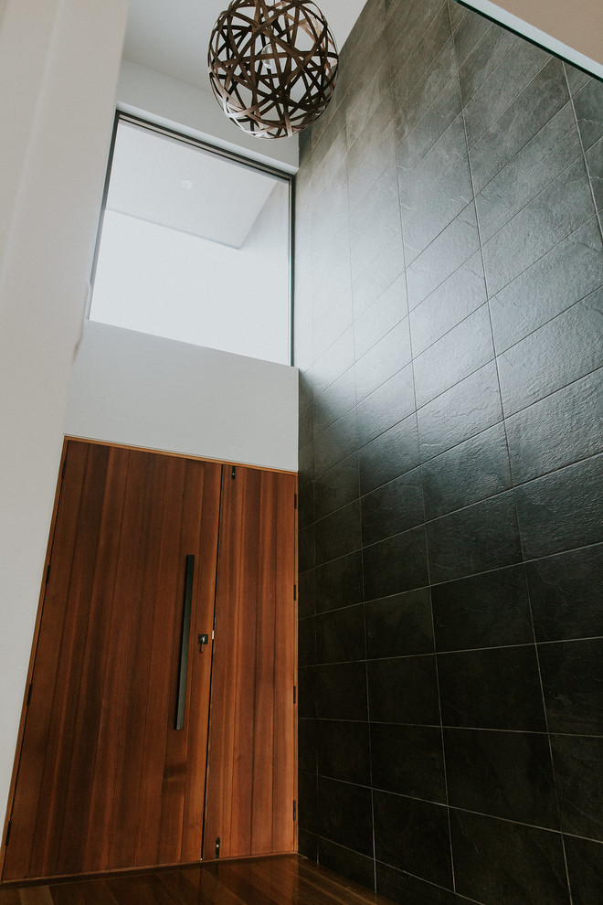 Große Moderne Haustür mit grauer Wandfarbe, braunem Holzboden, Doppeltür, dunkler Holzhaustür und braunem Boden in Canberra - Queanbeyan
