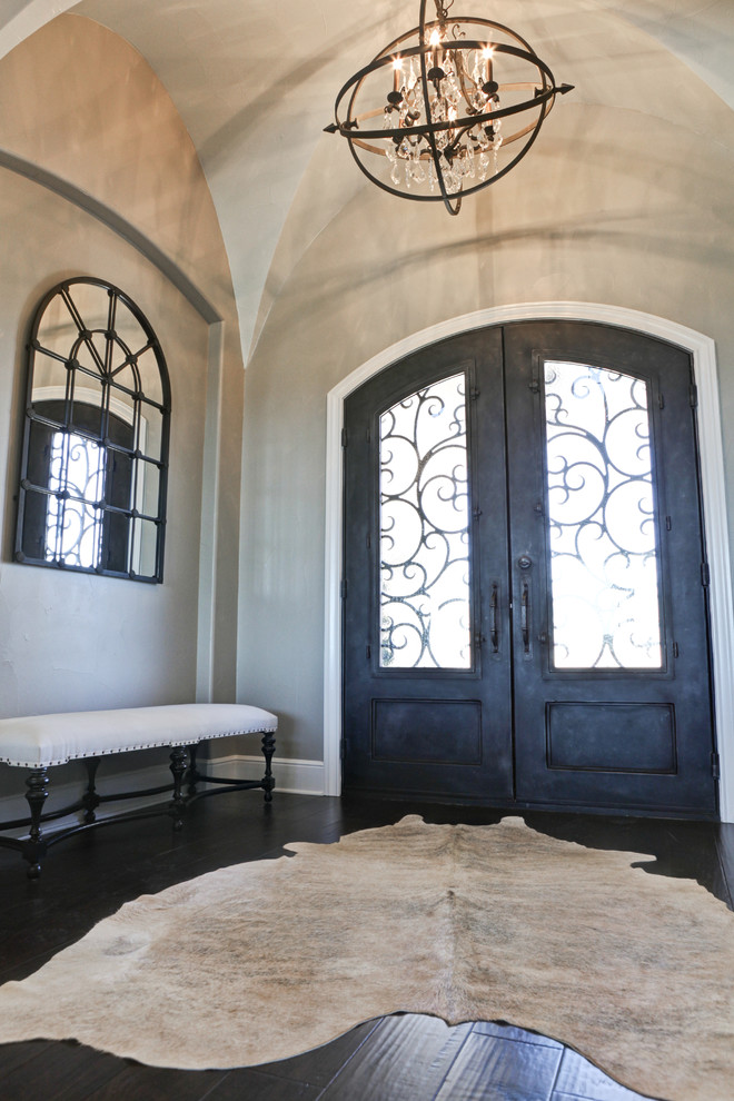 Idéer för mellanstora vintage foajéer, med grå väggar, en dubbeldörr, en svart dörr, mörkt trägolv och brunt golv