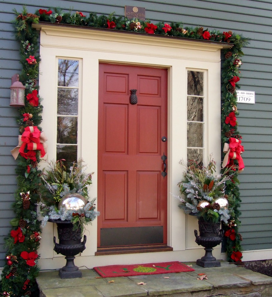 Inredning av en klassisk ingång och ytterdörr, med grå väggar, en enkeldörr och en röd dörr