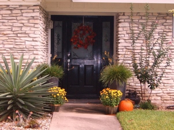 Example of a trendy entryway design in Austin