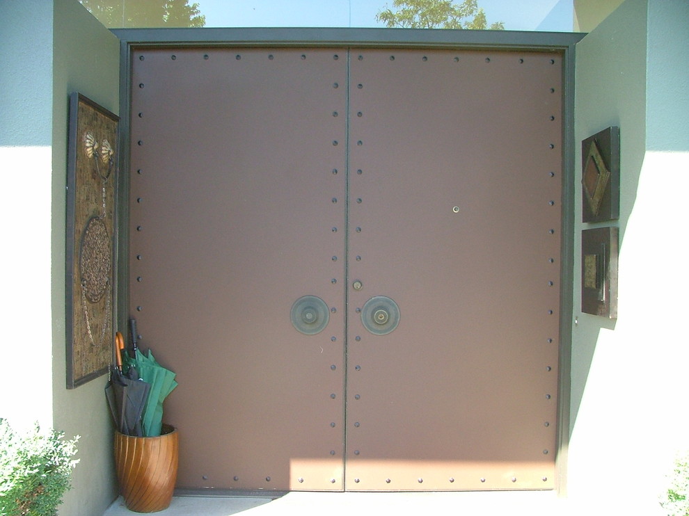 Foto di una porta d'ingresso eclettica con una porta a due ante e una porta in metallo