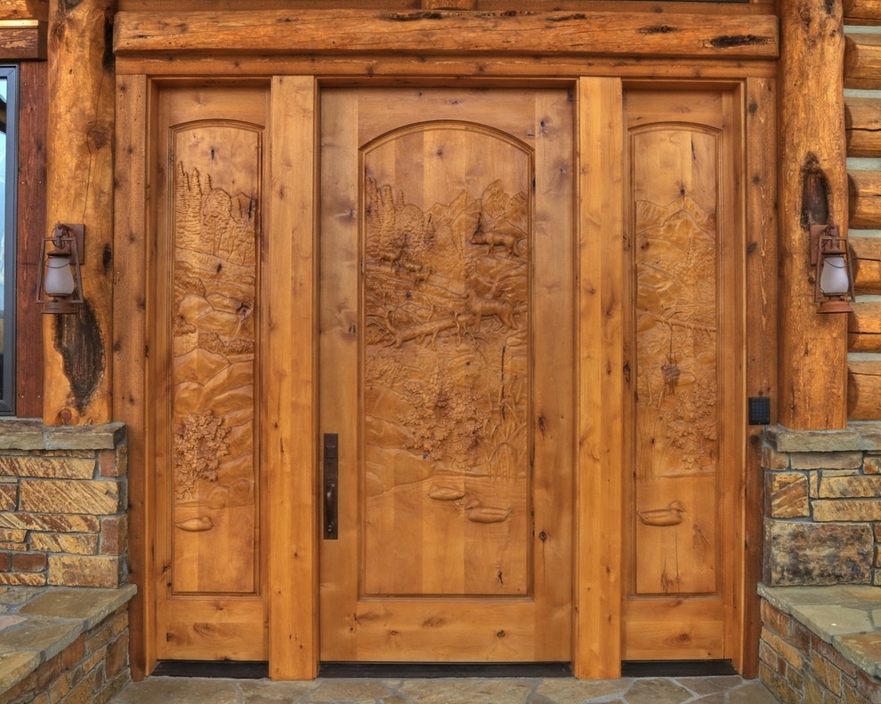 Immagine di una grande porta d'ingresso rustica con una porta singola e una porta in legno chiaro