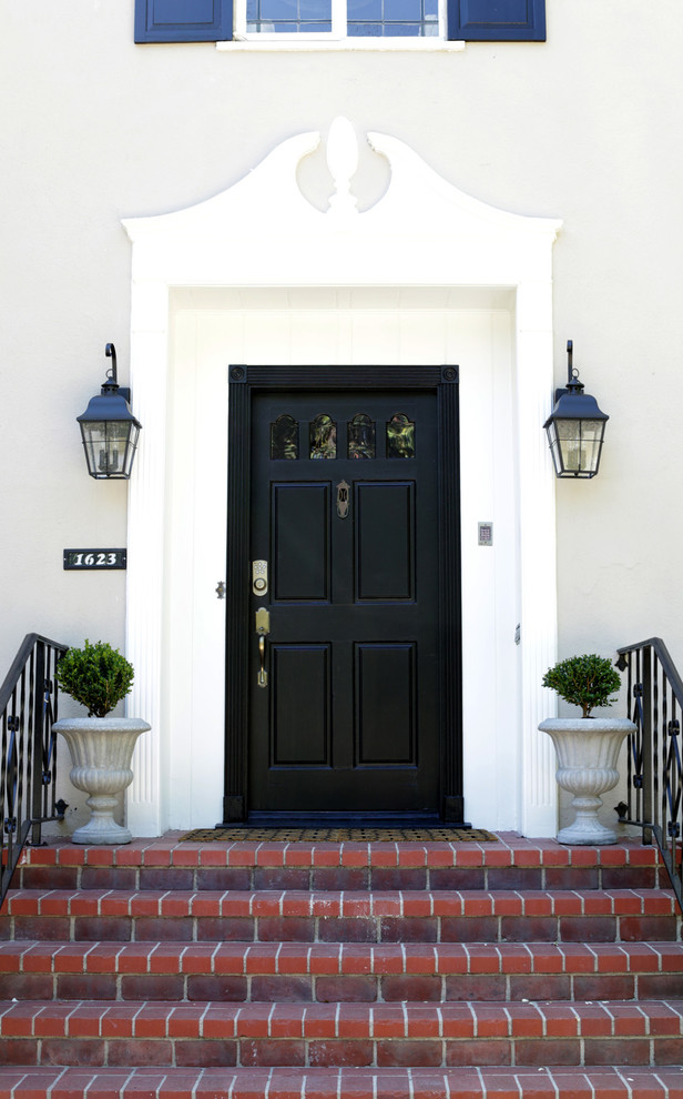 Источник вдохновения для домашнего уюта: прихожая в классическом стиле с одностворчатой входной дверью и черной входной дверью