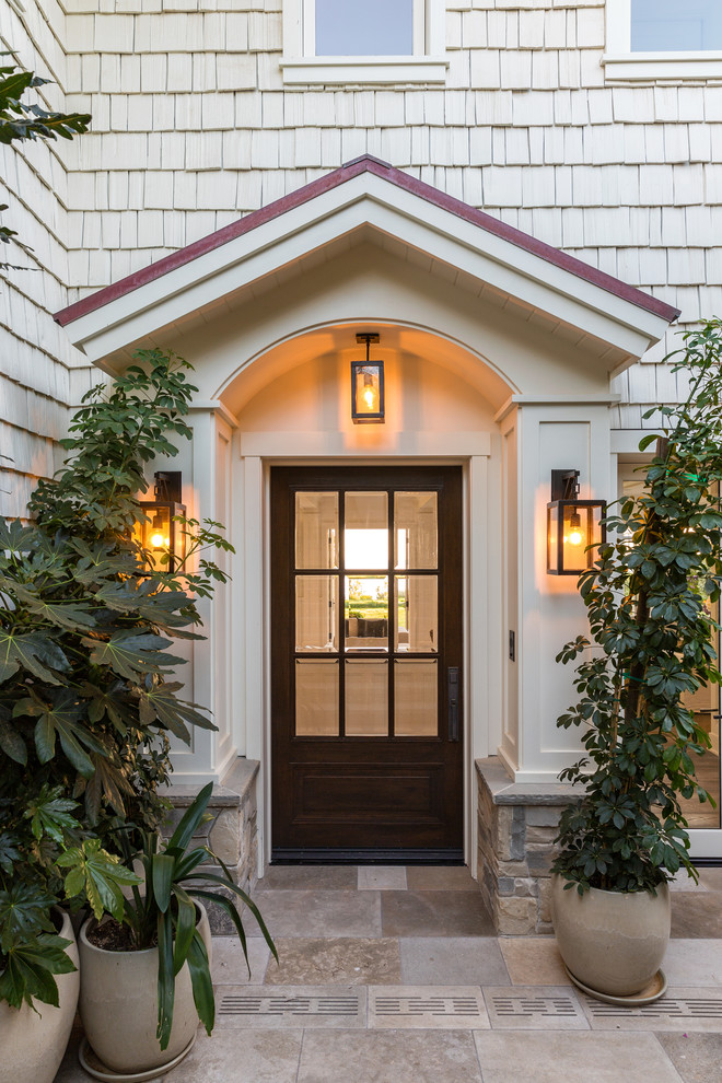 Пример оригинального дизайна: прихожая в морском стиле с одностворчатой входной дверью и входной дверью из темного дерева