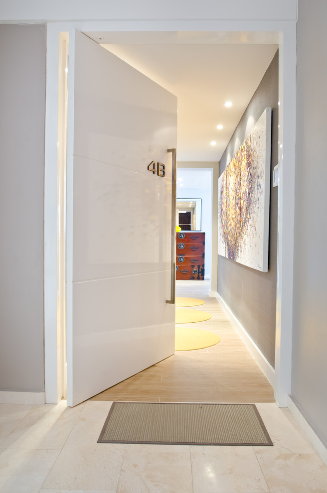 Idee per una porta d'ingresso design di medie dimensioni con una porta a pivot, una porta bianca, pareti grigie e pavimento con piastrelle in ceramica