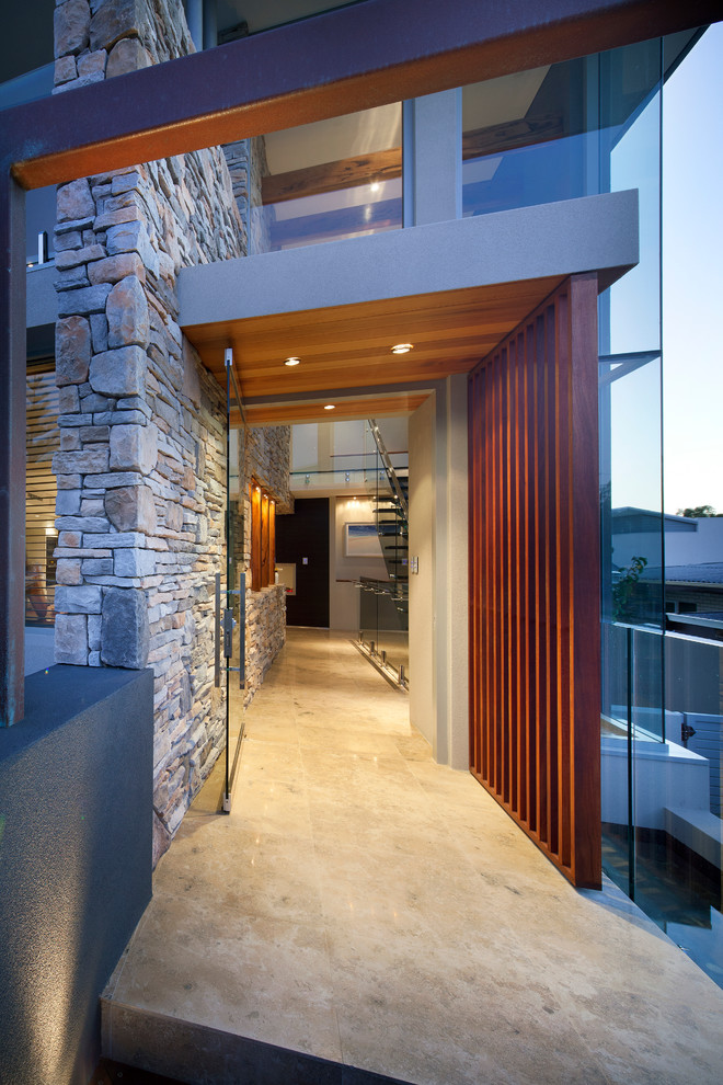 Moderne Haustür mit bunten Wänden, Travertin, Drehtür und Haustür aus Glas in Perth