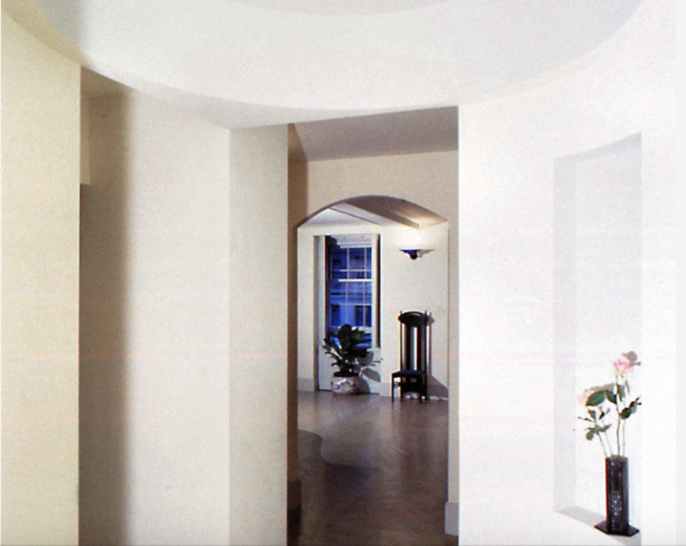 На фото: большое фойе в стиле модернизм с серыми стенами, светлым паркетным полом, одностворчатой входной дверью и серой входной дверью