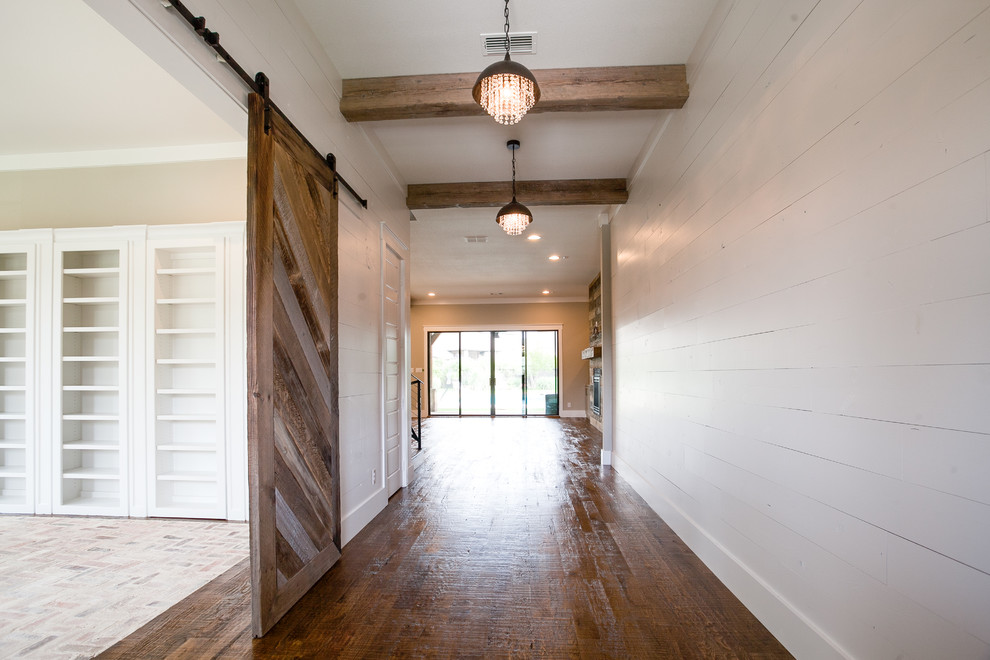 Esempio di una grande porta d'ingresso country con pareti bianche, pavimento in legno massello medio, una porta singola, una porta in legno scuro e pavimento marrone