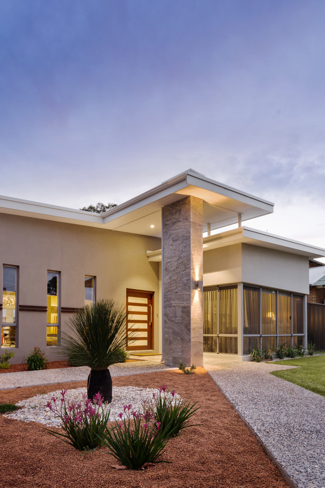 Mittelgroße Moderne Haustür mit grauer Wandfarbe, Travertin, Drehtür und brauner Haustür in Perth