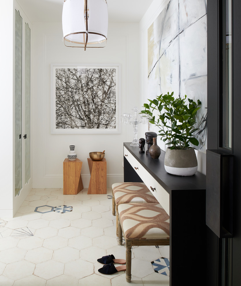 トロントにあるコンテンポラリースタイルのおしゃれな玄関ホール (白い壁、マルチカラーの床) の写真