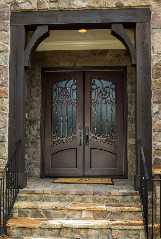 Ejemplo de puerta principal de estilo americano grande con puerta doble y puerta metalizada