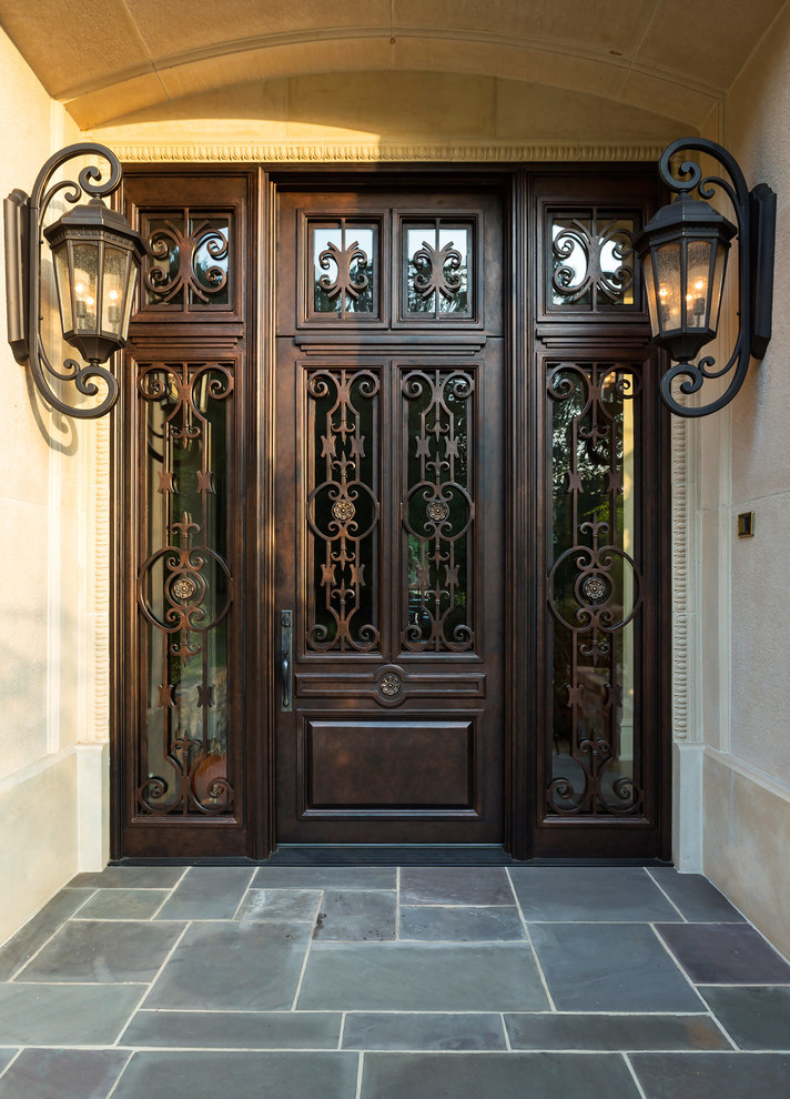 Foto de puerta principal clásica grande con puerta simple y puerta metalizada