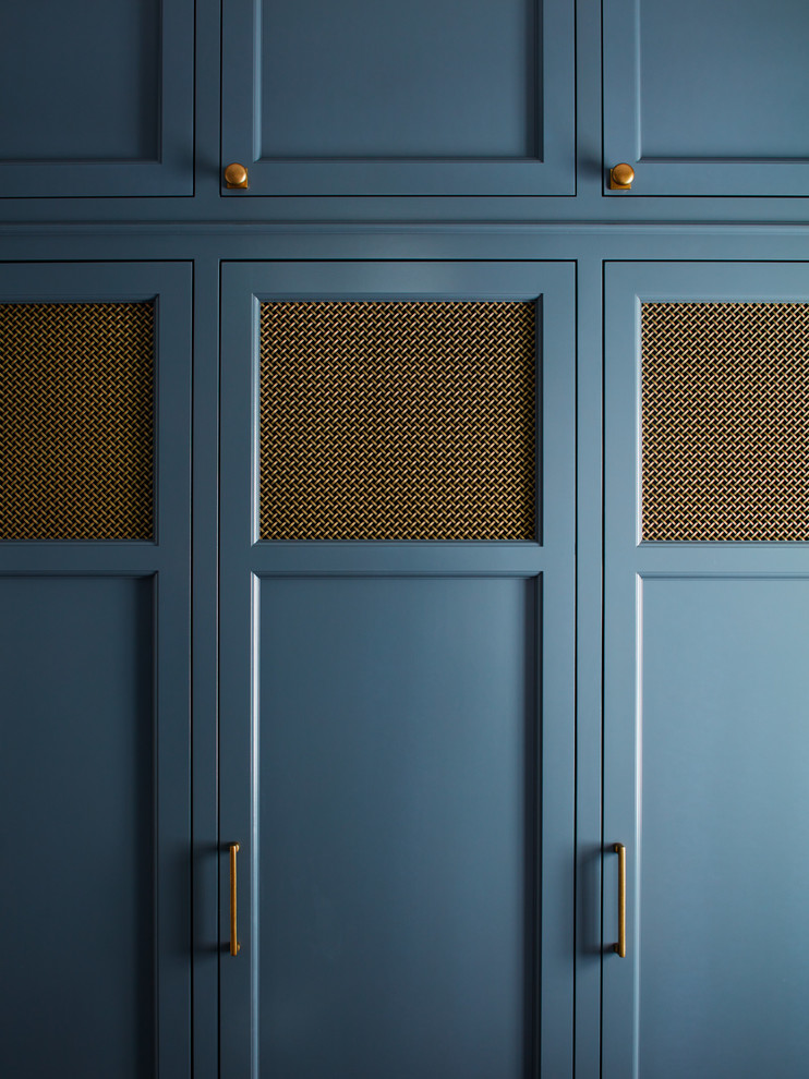 Идея дизайна: тамбур среднего размера в стиле неоклассика (современная классика) с одностворчатой входной дверью
