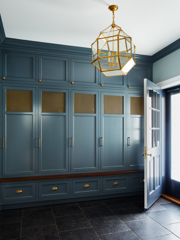 Источник вдохновения для домашнего уюта: тамбур среднего размера в стиле неоклассика (современная классика) с серыми стенами, полом из известняка, одностворчатой входной дверью, серой входной дверью и серым полом