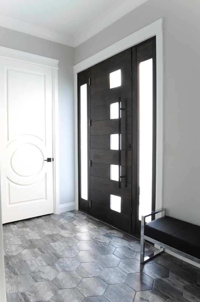 Ispirazione per una piccola porta d'ingresso tradizionale con pareti grigie, pavimento in gres porcellanato, una porta singola, una porta in legno scuro e pavimento grigio