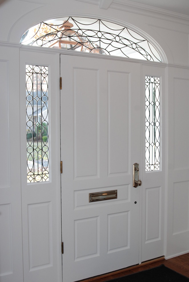 Пример оригинального дизайна: входная дверь в классическом стиле