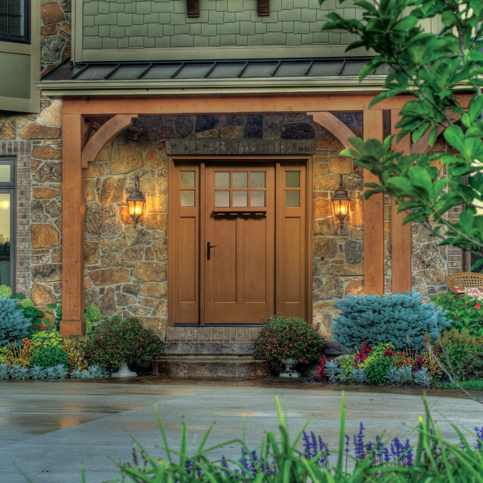 Imagen de puerta principal de estilo americano con paredes verdes, puerta simple y puerta de madera en tonos medios
