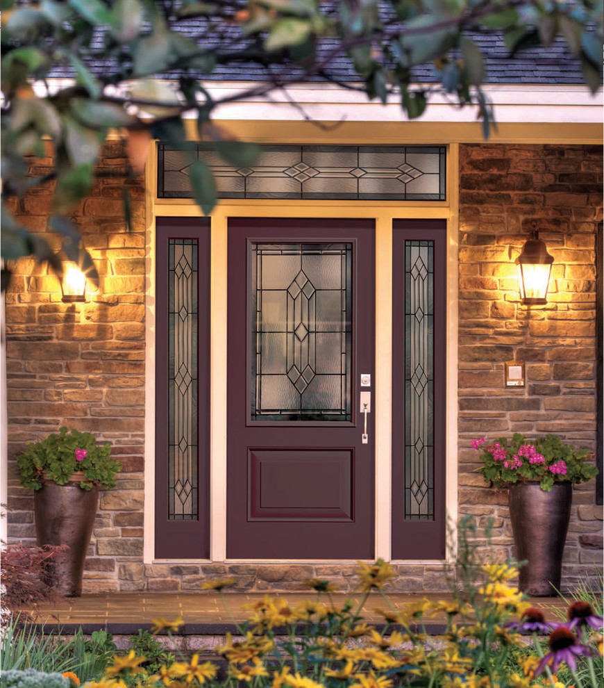 他の地域にあるトラディショナルスタイルのおしゃれな玄関ドア (紫のドア) の写真