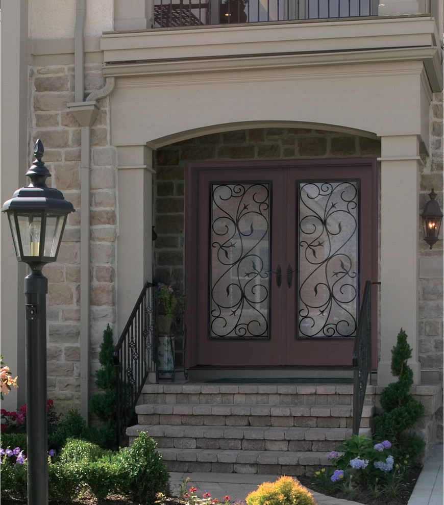 Пример оригинального дизайна: входная дверь в стиле неоклассика (современная классика) с двустворчатой входной дверью и коричневой входной дверью