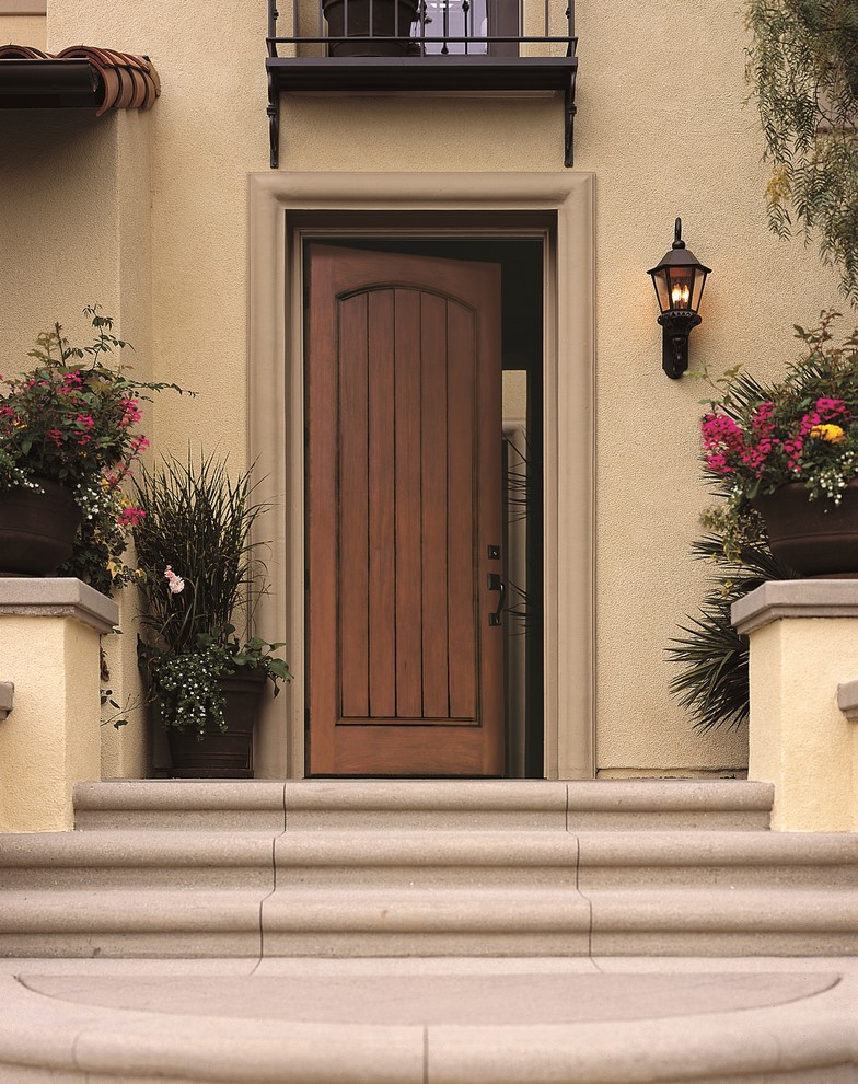 Стильный дизайн: входная дверь в стиле фьюжн с входной дверью из дерева среднего тона - последний тренд