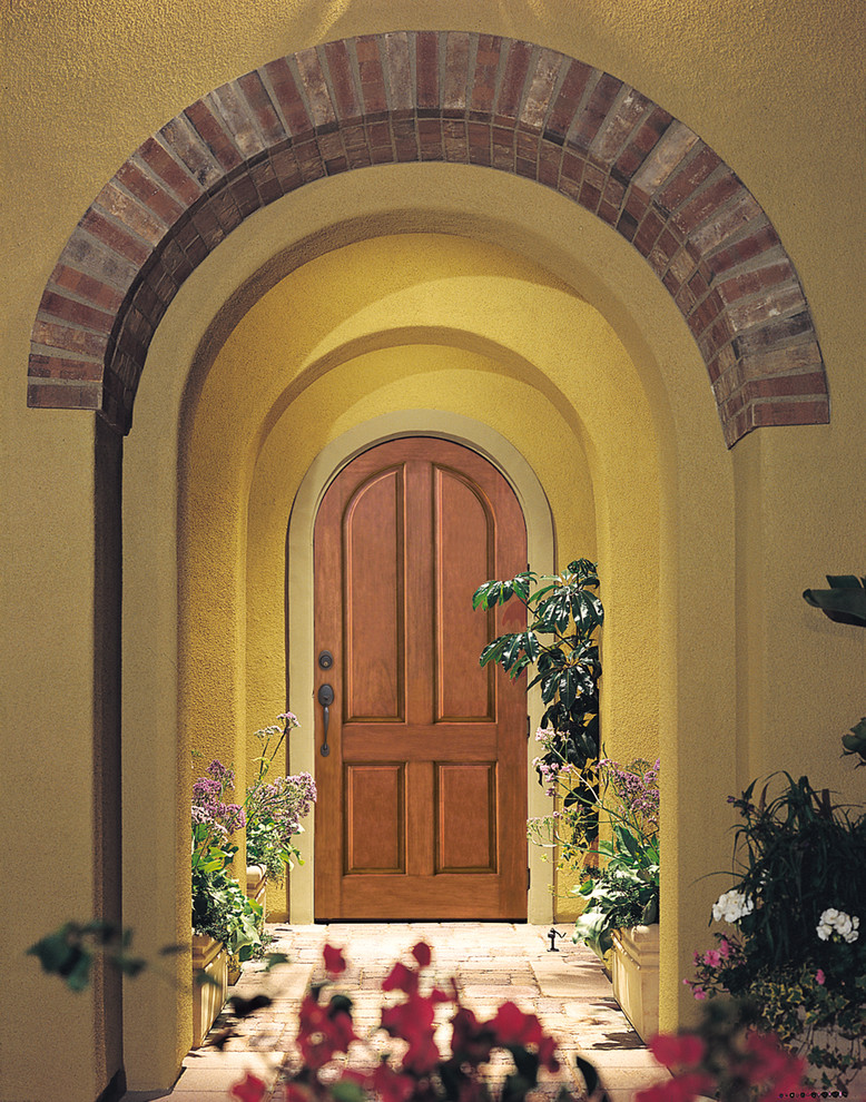 Ispirazione per una porta d'ingresso mediterranea con una porta singola e una porta in legno bruno
