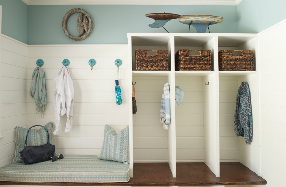 Источник вдохновения для домашнего уюта: тамбур среднего размера со шкафом для обуви в морском стиле с синими стенами, полом из известняка и одностворчатой входной дверью