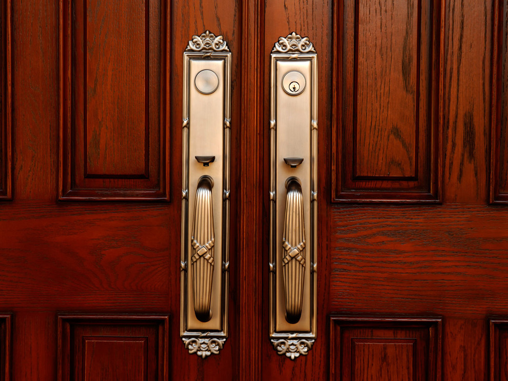 Imagen de puerta principal tradicional extra grande con paredes beige, puerta doble y puerta de madera en tonos medios