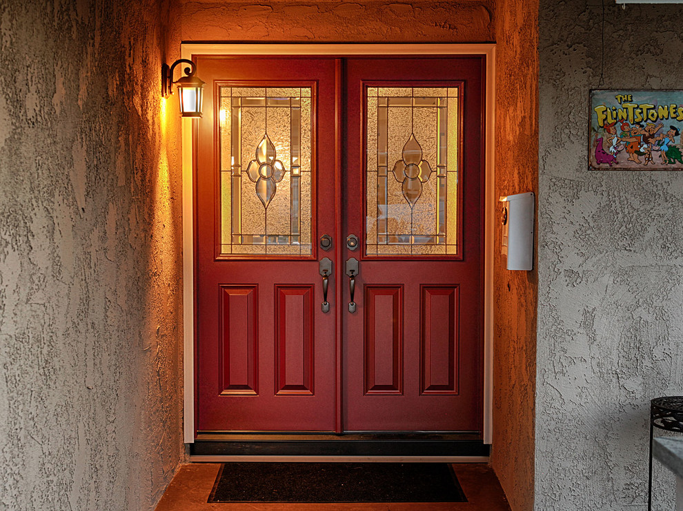 На фото: большая входная дверь в классическом стиле с серыми стенами, двустворчатой входной дверью и входной дверью из дерева среднего тона