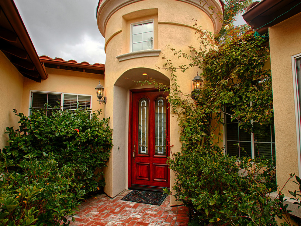 Große Klassische Haustür mit gelber Wandfarbe, Einzeltür und hellbrauner Holzhaustür in Orange County