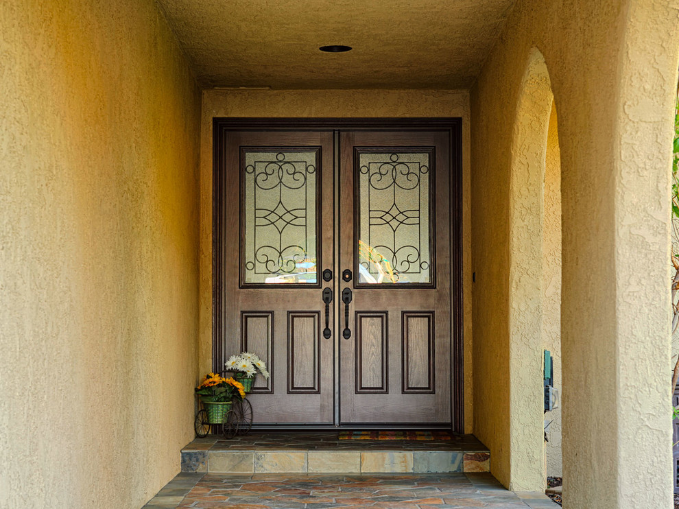 Свежая идея для дизайна: большая входная дверь в классическом стиле с желтыми стенами, двустворчатой входной дверью и входной дверью из дерева среднего тона - отличное фото интерьера