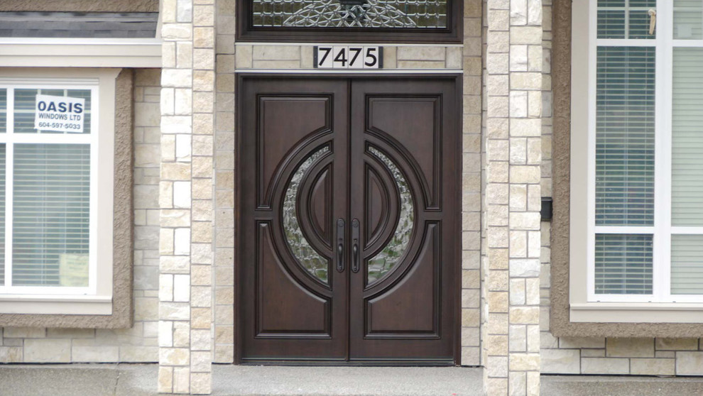 Diseño de puerta principal clásica extra grande con paredes grises, suelo de ladrillo, puerta doble y puerta de madera oscura