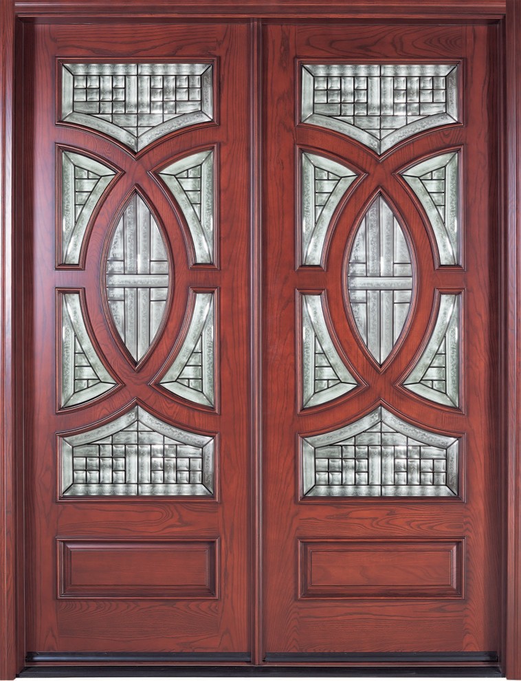 Cette image montre une très grande porte d'entrée traditionnelle avec une porte double.