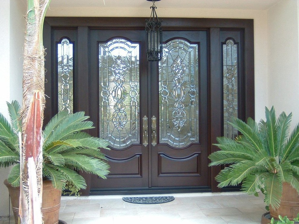 Immagine di un ingresso o corridoio con una porta a due ante