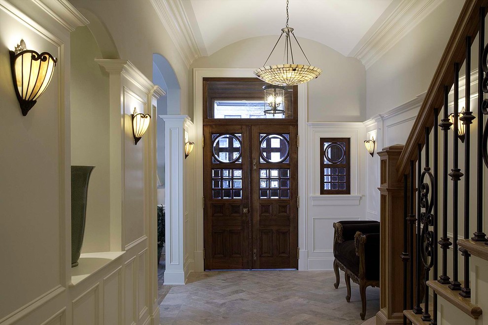 Идея дизайна: большое фойе в классическом стиле с белыми стенами, полом из известняка, двустворчатой входной дверью и входной дверью из темного дерева