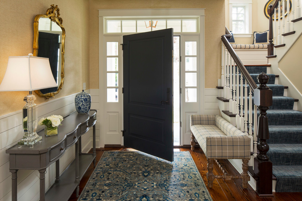 Idéer för en mellanstor klassisk foajé, med beige väggar, mellanmörkt trägolv, en enkeldörr, en blå dörr och brunt golv